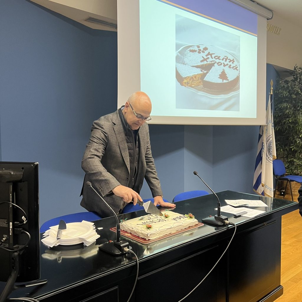 Ο νέος Πρόεδρος της ΕΕΕΧ, Δρ. Φώτης Αρχοντοβασίλης στην κοπή της πίτας της ΕΕΕΧ